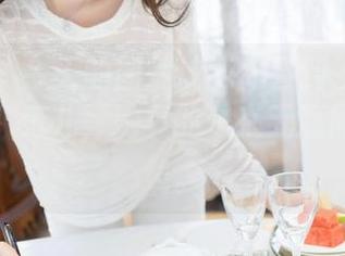 魅妍社 – 今天的图片让我体会到王婉悠的“姐姐”范儿，她真的是在无意间勾引视线。