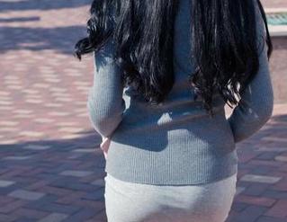 魔镜街拍 – 高清分享：黑丝控的福利，婷婷的工作日常别有乐趣