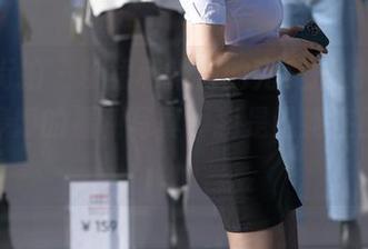 魔镜街拍 – 粉裙和销售的完美搭配，عي查点婷婷的福利写真，我是说她在工作哦！