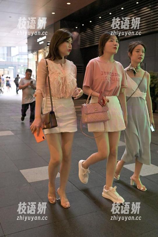 魔镜街拍 - 寒风中，婷婷的肉丝套图犹如耀眼的星辰，走过了还会回头！