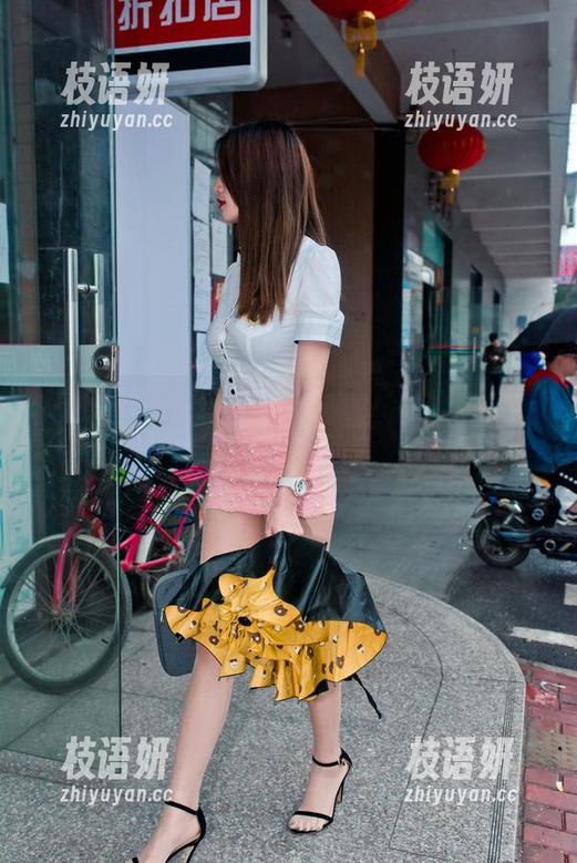 魔镜街拍 - 倒是把曼曼的全套带进了“腿长俱乐部”。