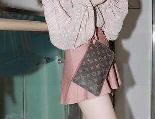 魔镜街拍 – 楼楼的白色连衣裙：最新款，穿上之后连狗都不敢叫我名字了！