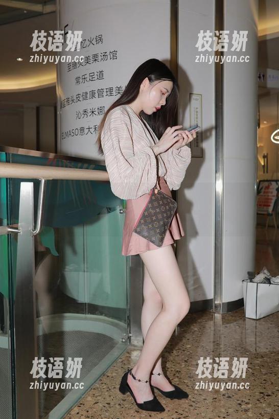 魔镜街拍 - 楼楼的白色连衣裙：最新款，穿上之后连狗都不敢叫我名字了！