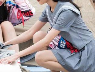 魔镜街拍 – 迷失在玲玲的高清街拍作品里，一个人的车展似乎有些心酸，却又说不出的迷人。