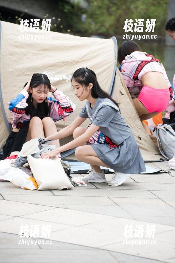 魔镜街拍 - 迷失在玲玲的高清街拍作品里，一个人的车展似乎有些心酸，却又说不出的迷人。