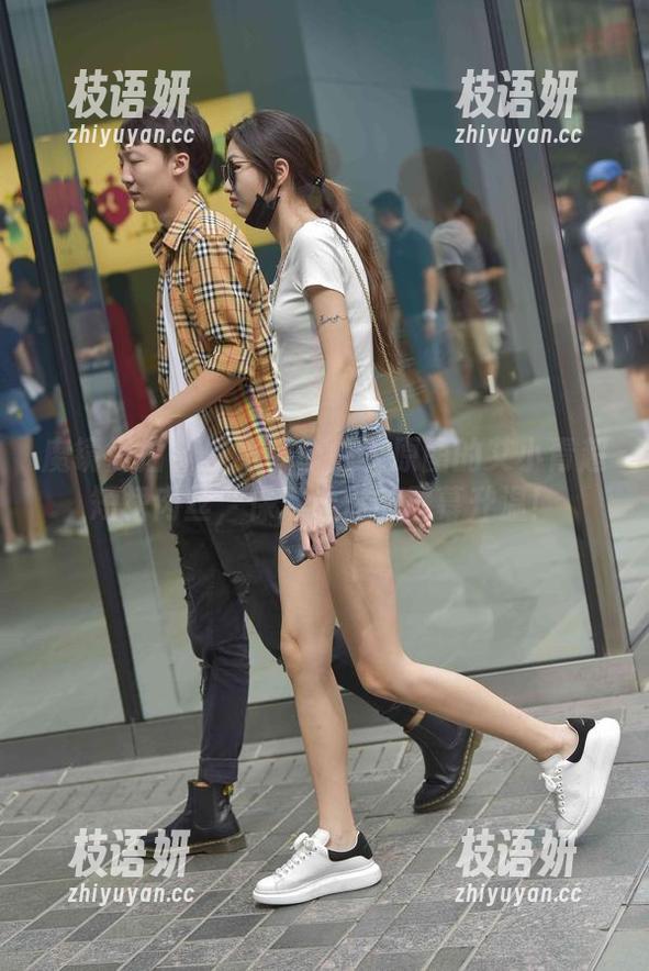 魔镜街拍 - 壁纸要个性？原图的艾小青超短裙肉丝，保准让你的屏幕升温！
