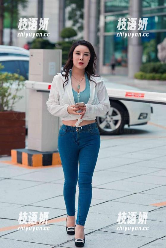 又是魔镜街拍的更新！巴黎世家黑丝美女套图，让我不由得想多盯几眼。